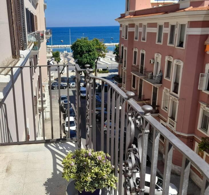 Casa Jole, Appartamento In Centro Бари Экстерьер фото